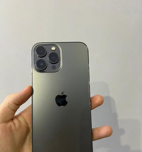 iPhone13美版与国行的区别对比（探索两款iPhone13版本的异同点，助你做出明智的购买决策）