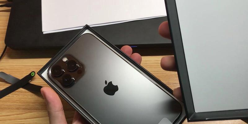 iPhone13（探索iPhone13的新功能和性能，决定是否更新手机）